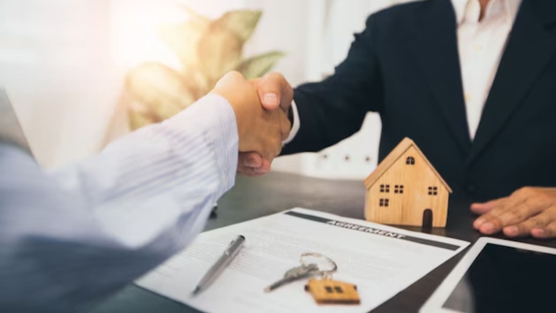 बिल्डर से सीधे घर लेना ठीक है या प्रॉपर्टी एजेंट से? जानिए फायदे और नुकसान