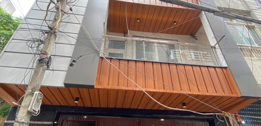 Budget 3 bhk Flat in Uttam Nagar Near Main Road