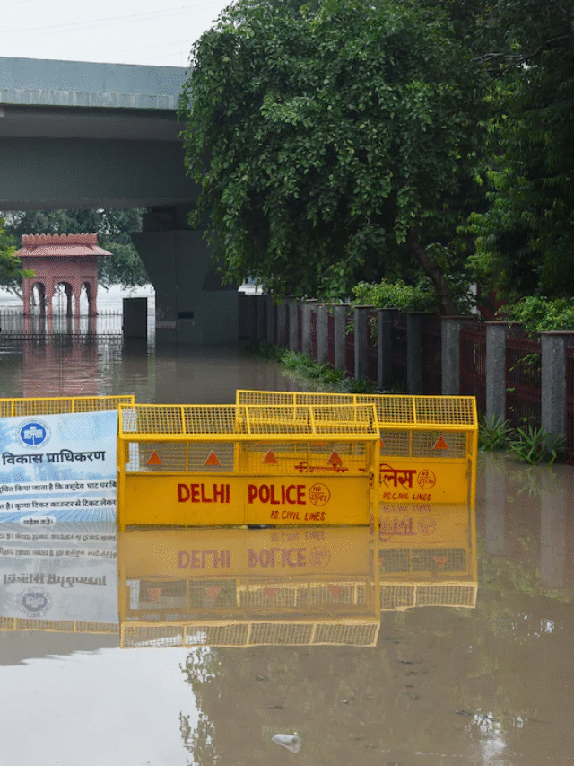 🌊 Yamuna Crosses Danger Level in Delhi! Thousands Evacuated to Relief Camps!