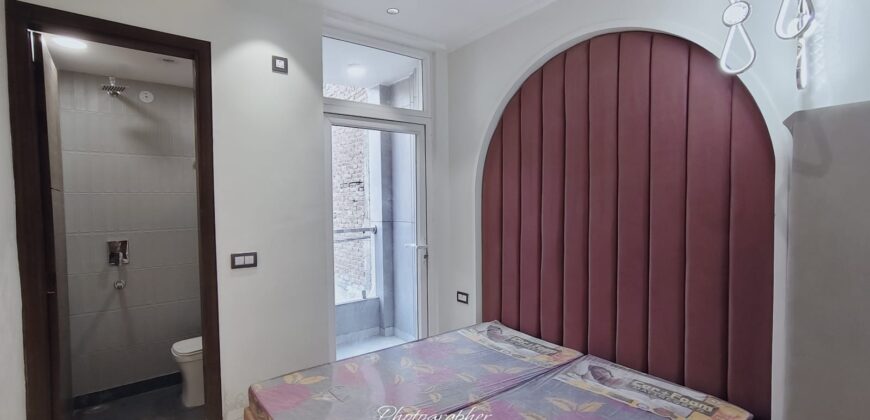 Freehold 2 BHK Flat in Dwarka Mor with Easy Loan