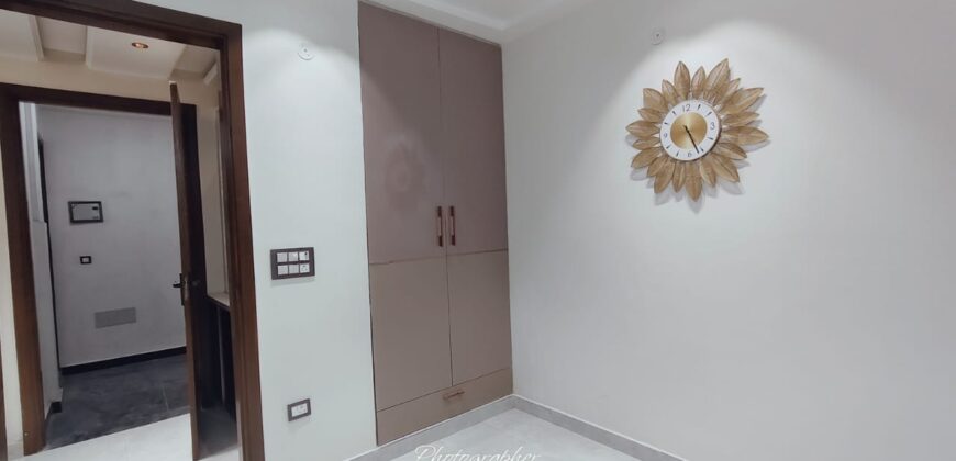 3 BHK Flat with Parking in Uttam Nagar Near Metro