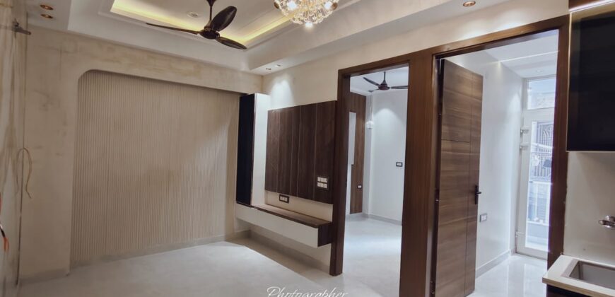 3 BHK Flat with Parking in Uttam Nagar Near Metro