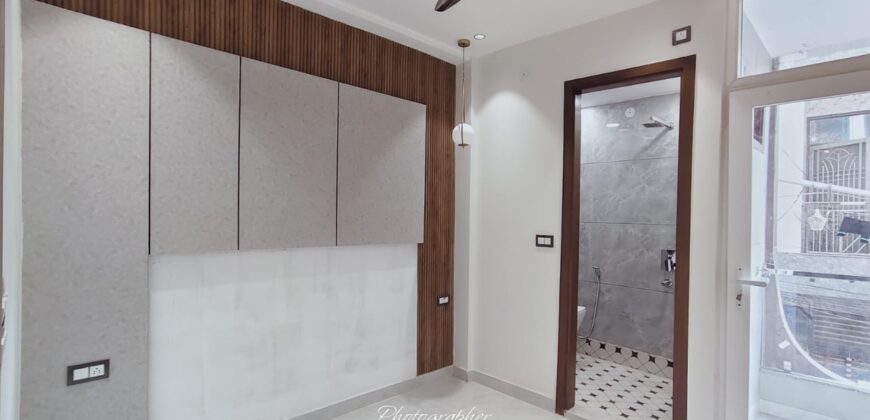 3 BHK Flat with Parking in Uttam Nagar Near Metro
