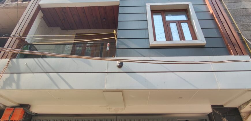 Corner 3 BHK Flat in Dwarka Mor | Spacious & Ventilated