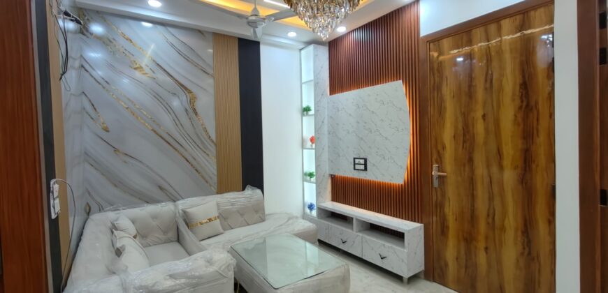 Corner 3 BHK Flat in Dwarka Mor | Spacious & Ventilated
