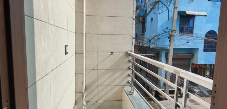 Modern 3 BHK Flat with Lift & Parking in Mohan Garden