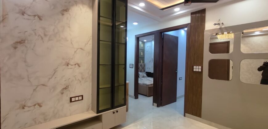 Spacious 3 BHK Flat with Common Terrace Garden in Delhi