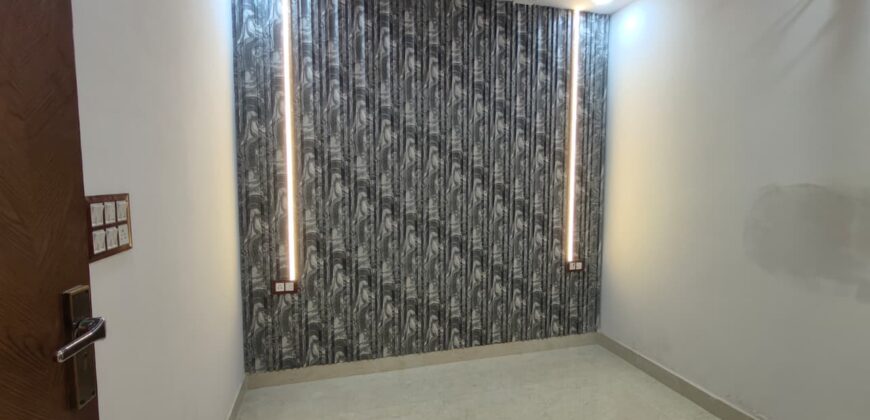 Spacious 3 BHK Flat with Common Terrace Garden in Delhi