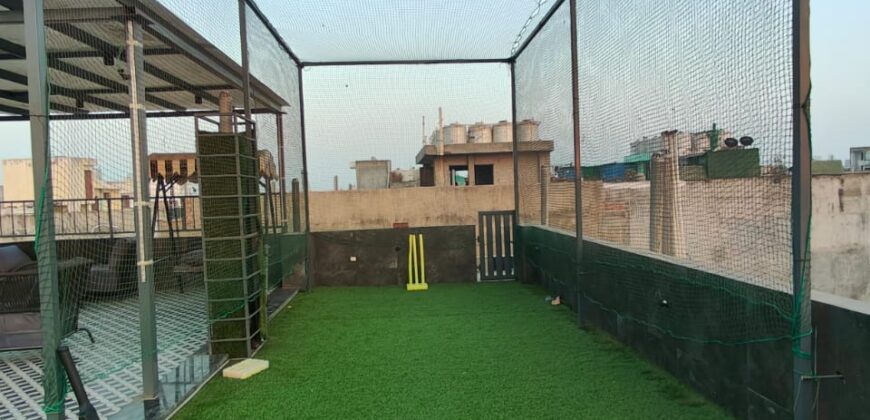 Spacious 3 BHK with Beautiful Terrace Garden in Delhi