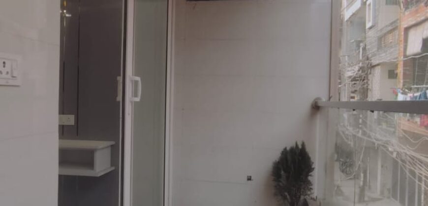 3 BHK Flat in Dwarka Mor with Lift & Car Parking