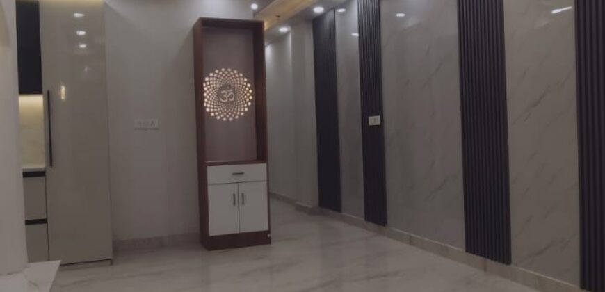 3 BHK Flat in Dwarka Mor with Lift & Car Parking