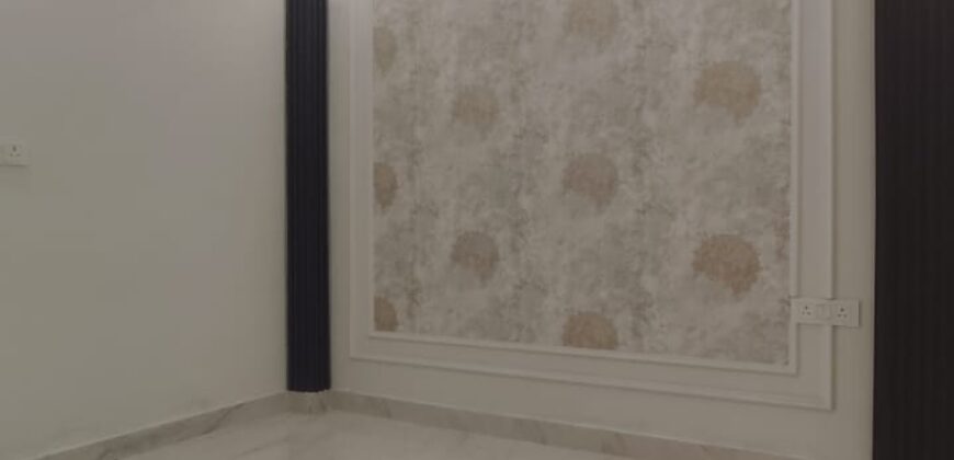 3 BHK Flat in Dwarka Mor with Lift & Car Parking