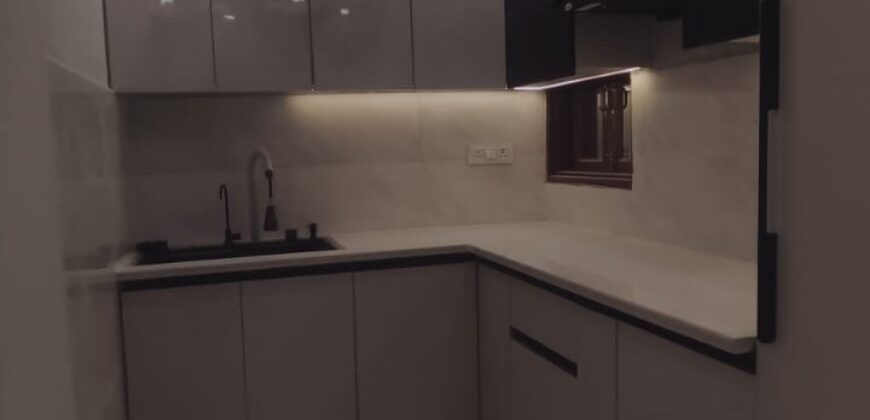 3 BHK Flat in Dwarka Mor with Lift & Car Parking