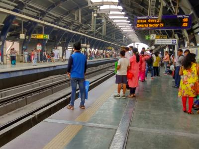 Metro station crowd waiting.